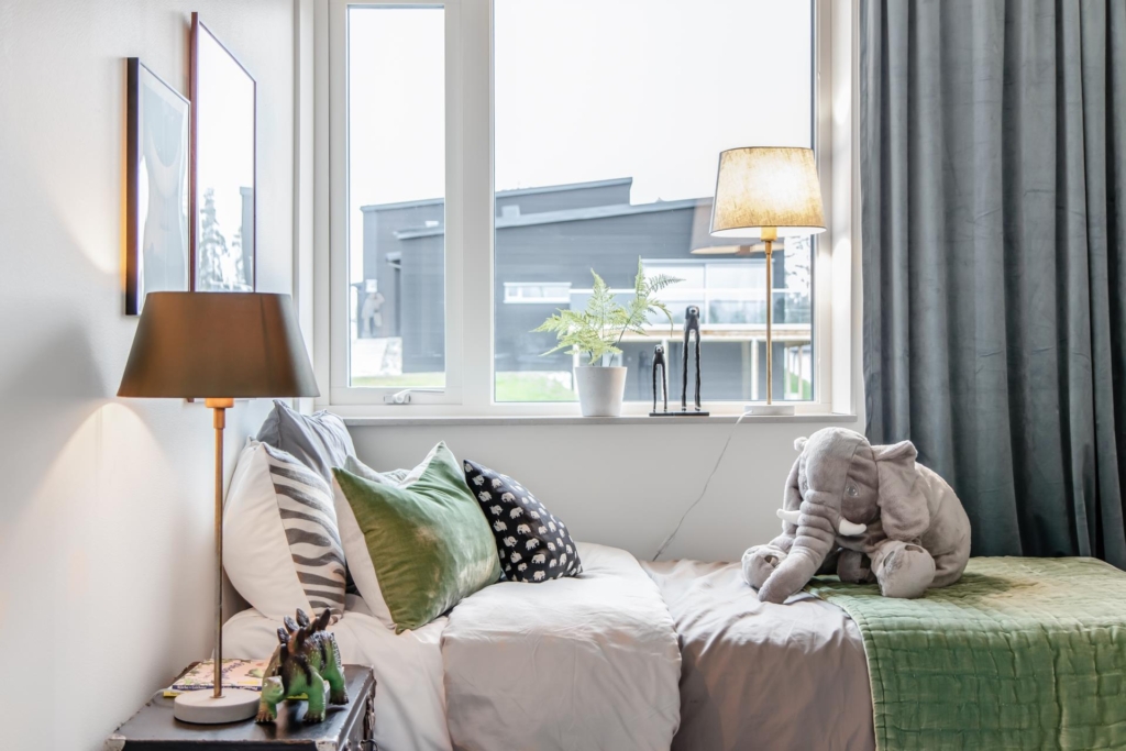 Nyproducerad villa i Svinninge, med påkostad interiör och utsökt läge.