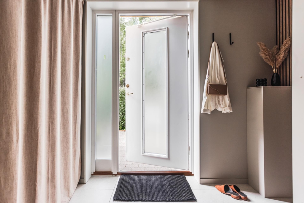 Unik radhustvåa med två uteplatser och trädgård i attraktiva Anneberg!