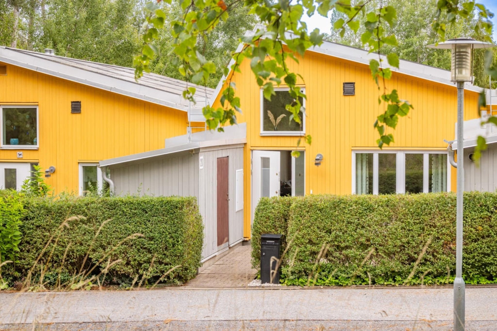 Unik radhustvåa med två uteplatser och trädgård i attraktiva Anneberg!