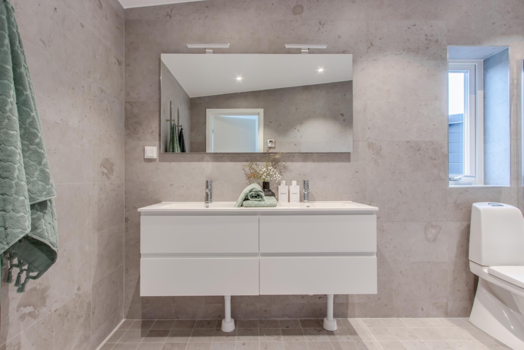 Nyproducerad villa i Svinninge, med påkostad interiör och utsökt läge.