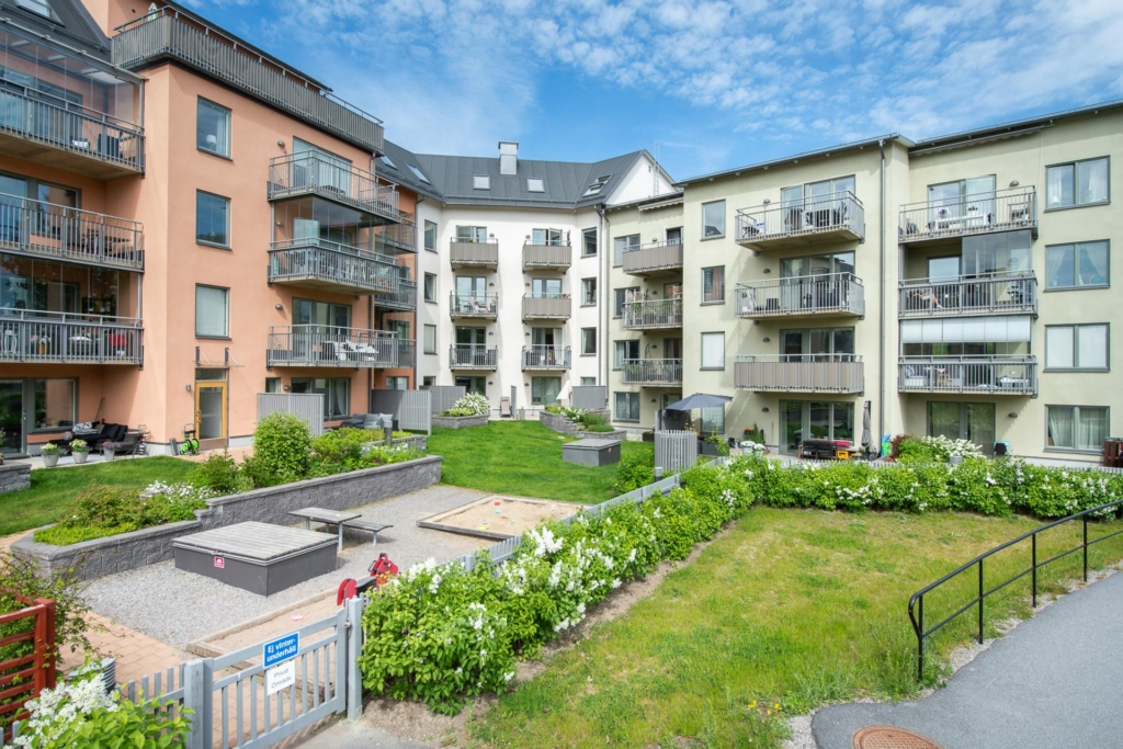 Ljus och välplanerad 4:a med stor söderbalkong