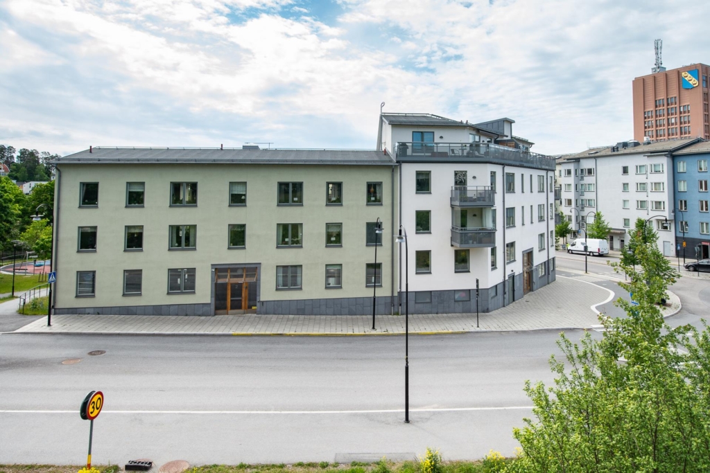 Ljus och välplanerad 4:a med stor söderbalkong