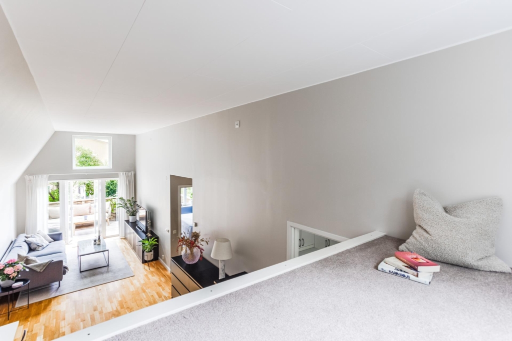 Unik radhustvåa med två uteplatser och trädgård i attraktiva Anneberg!