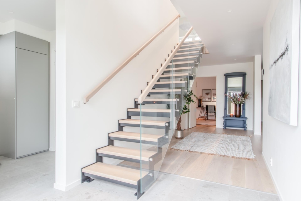 Nyproducerad villa i Svinninge, med påkostad interiör och utsökt läge.