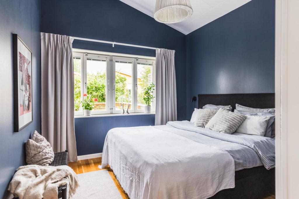 Unik radhustvåa med två uteplatser och trädgård i attraktiva Anneberg!