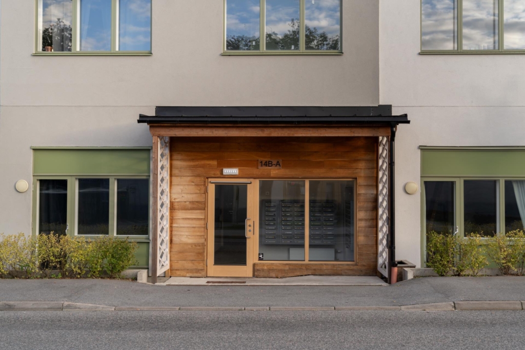 Högst upp i huset med balkong i söderläge och insynsskyddad utsikt – fri andrahandsuthyrning!