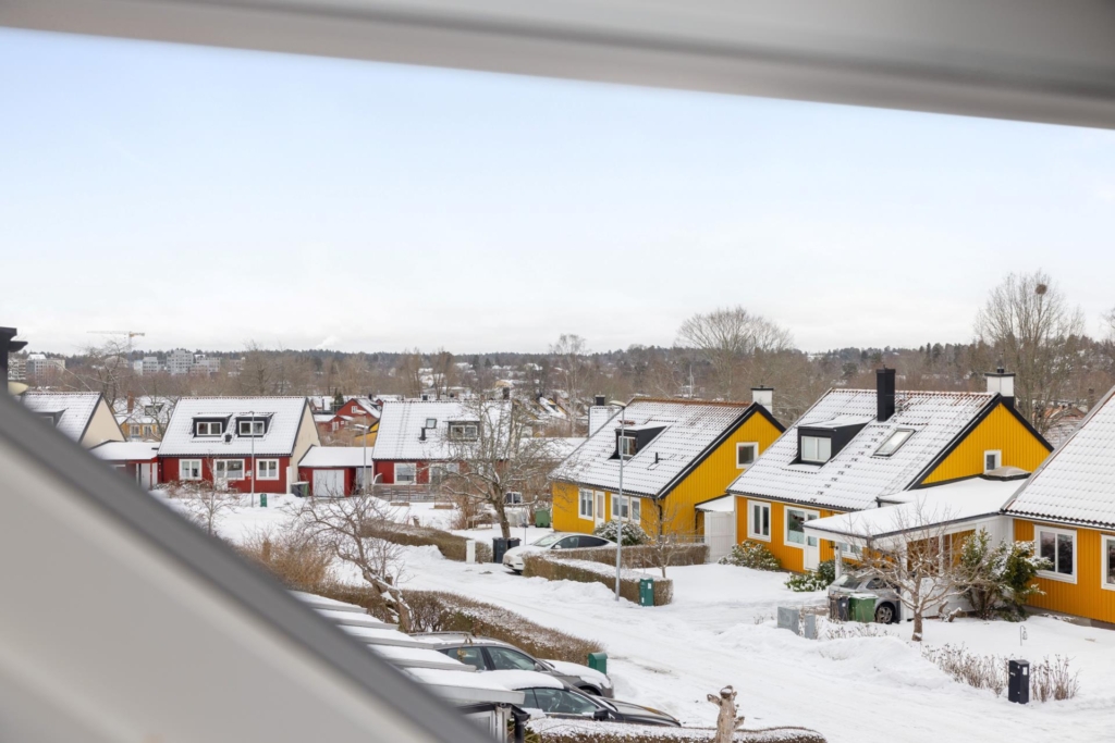Populärt kedjehus i Ella Gård. Helt lugnt läge och skogen som granne