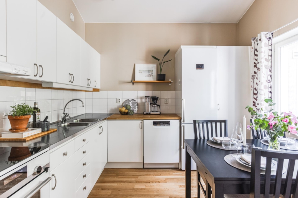 Unik radhustvåa med två uteplatser och trädgård i attraktiva Anneberg!