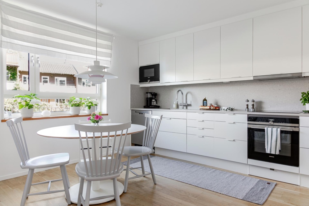 Unikt ljusflöde och rymd – radhus med braskamin och bästa solläge.