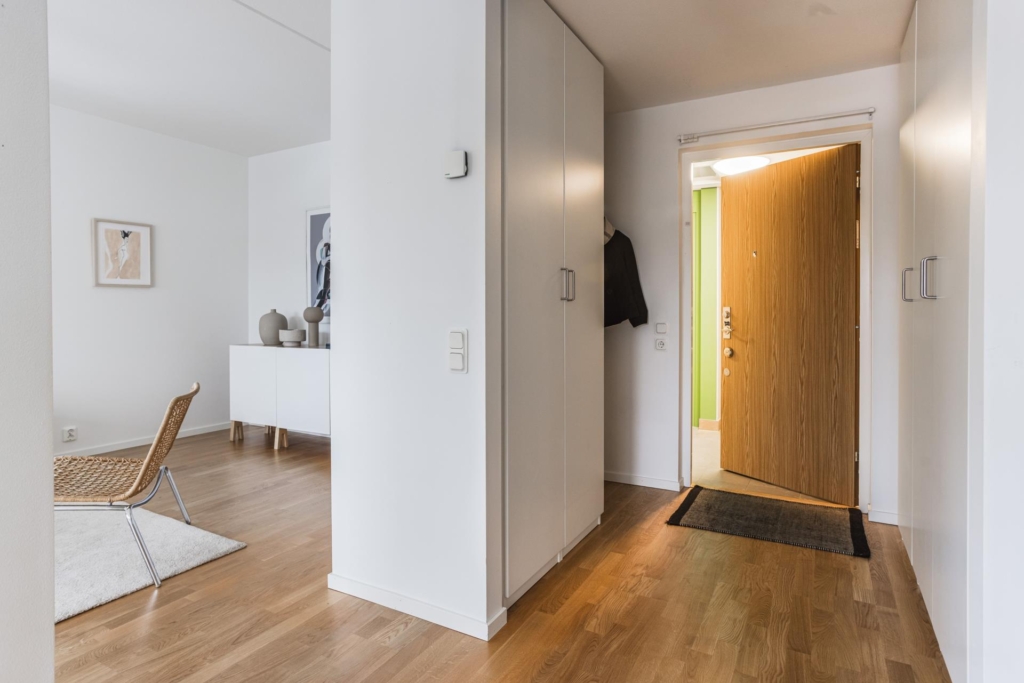 Välkommen till denna fina 3:a med eftertraktat gavelläge!