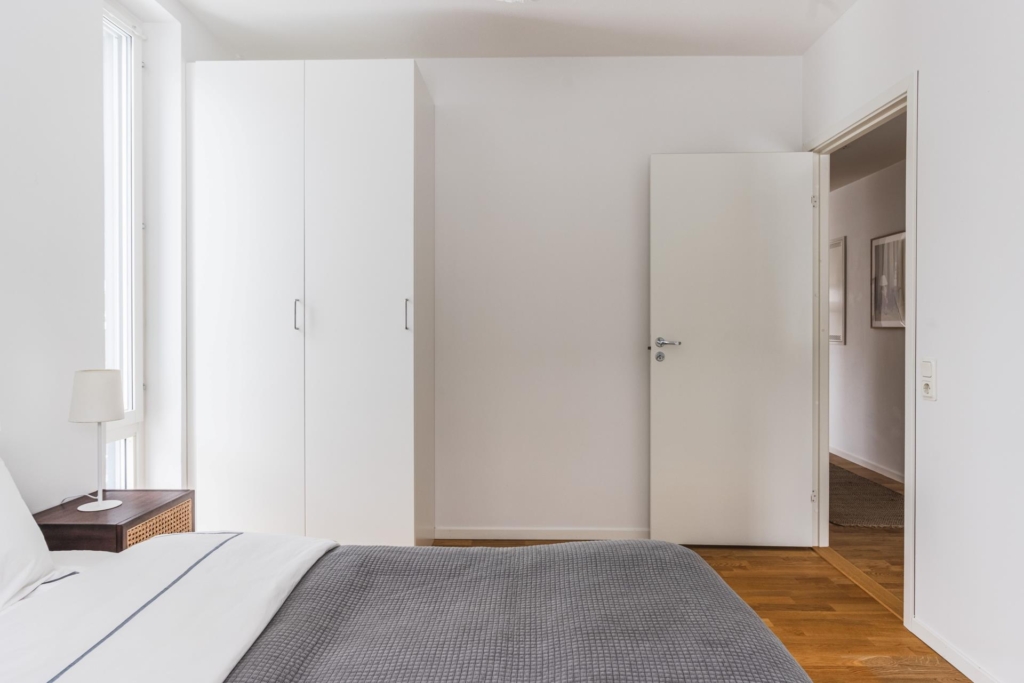 Välkommen till denna fina 3:a med eftertraktat gavelläge!