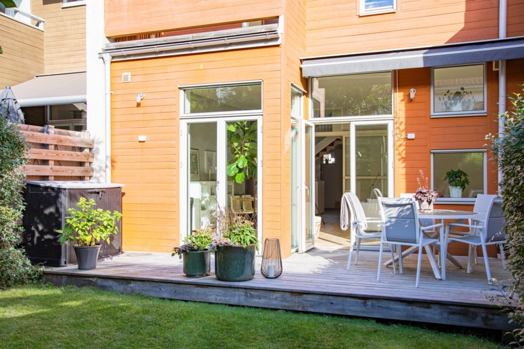 Unikt ljusflöde och rymd – radhus med braskamin och bästa solläge.