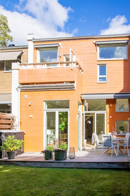 Unikt ljusflöde och rymd – radhus med braskamin och bästa solläge.