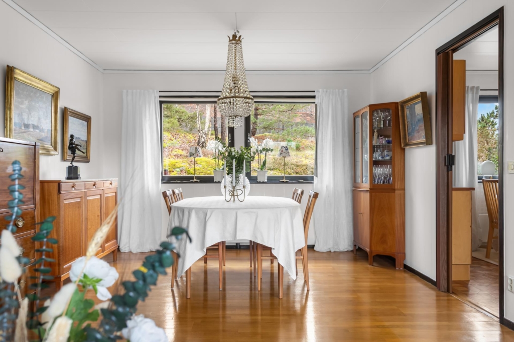 Villa på ca 170 + 34 kvm. Kök, vardags- och matrum på ca 60 kvm. Stort allrum, 5 sovrum och 2 badrum