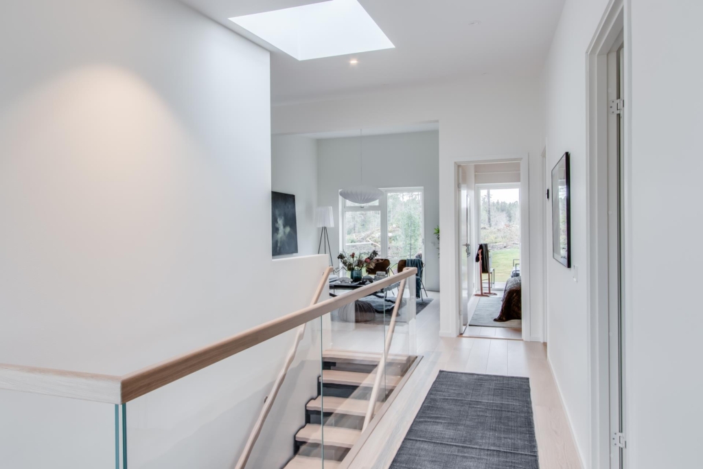 Nyproducerad villa i Svinninge, med påkostad interiör och utsökt läge.