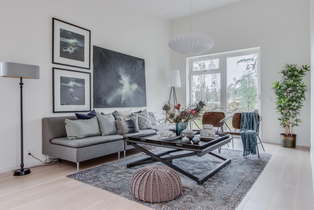 Nyproducerad villa i Svinninge, med påkostad interiör och utsökt läge.