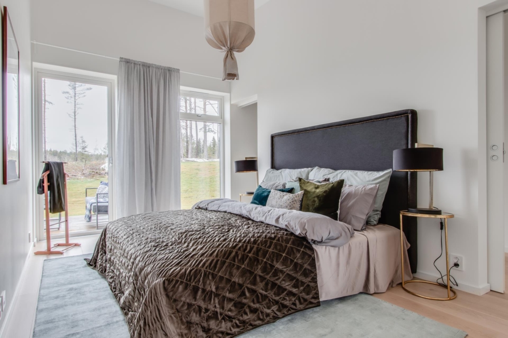 Nyproducerad villa i Svinninge, med påkostad interiör och utsökt läge.