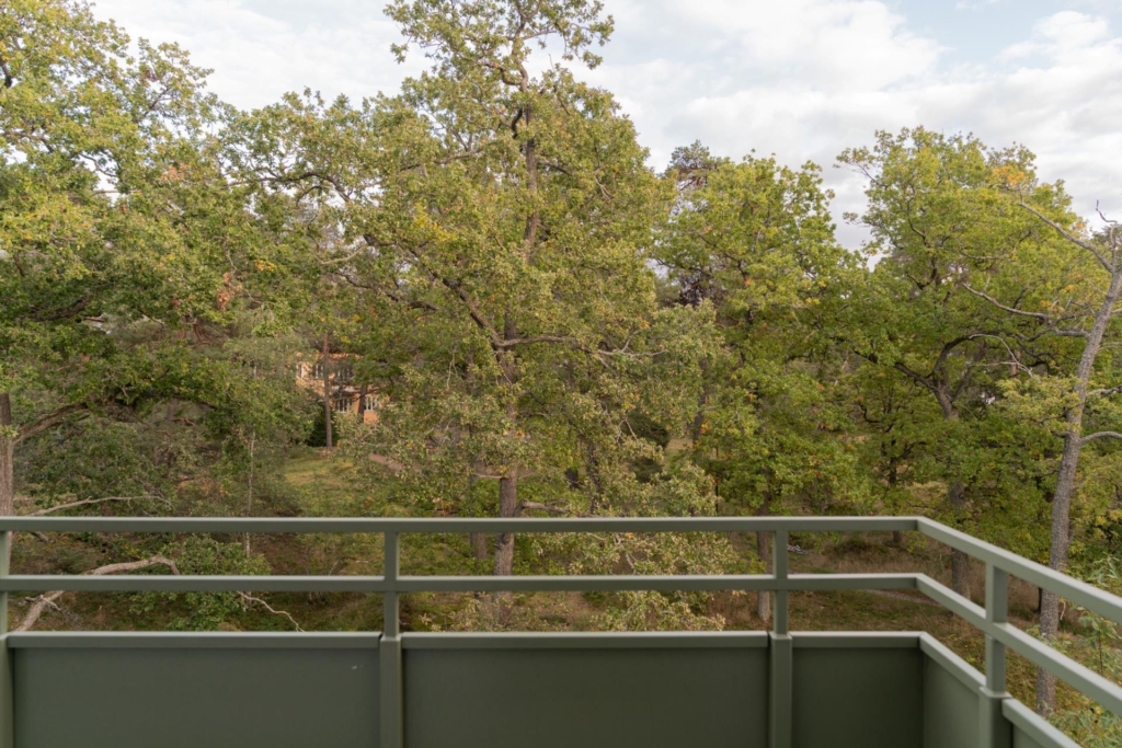 Högst upp i huset med balkong i söderläge och insynsskyddad utsikt – fri andrahandsuthyrning!