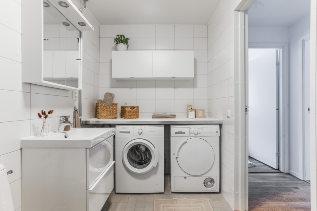 Välkommen till denna fina 3:a med eftertraktat gavelläge!