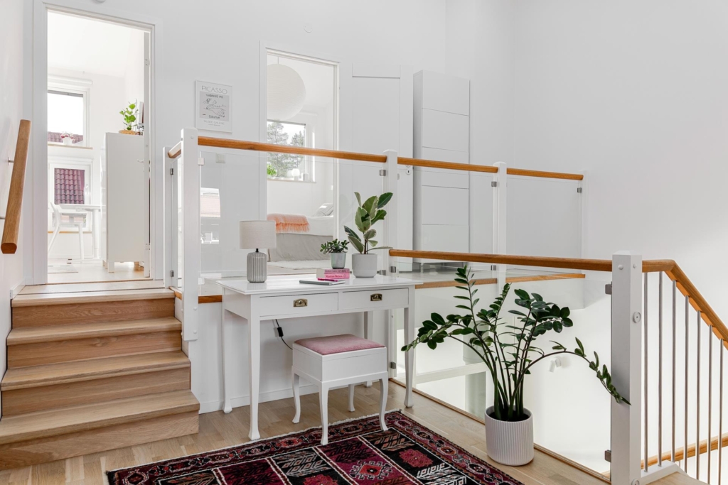 Unikt ljusflöde och rymd – radhus med braskamin och bästa solläge.