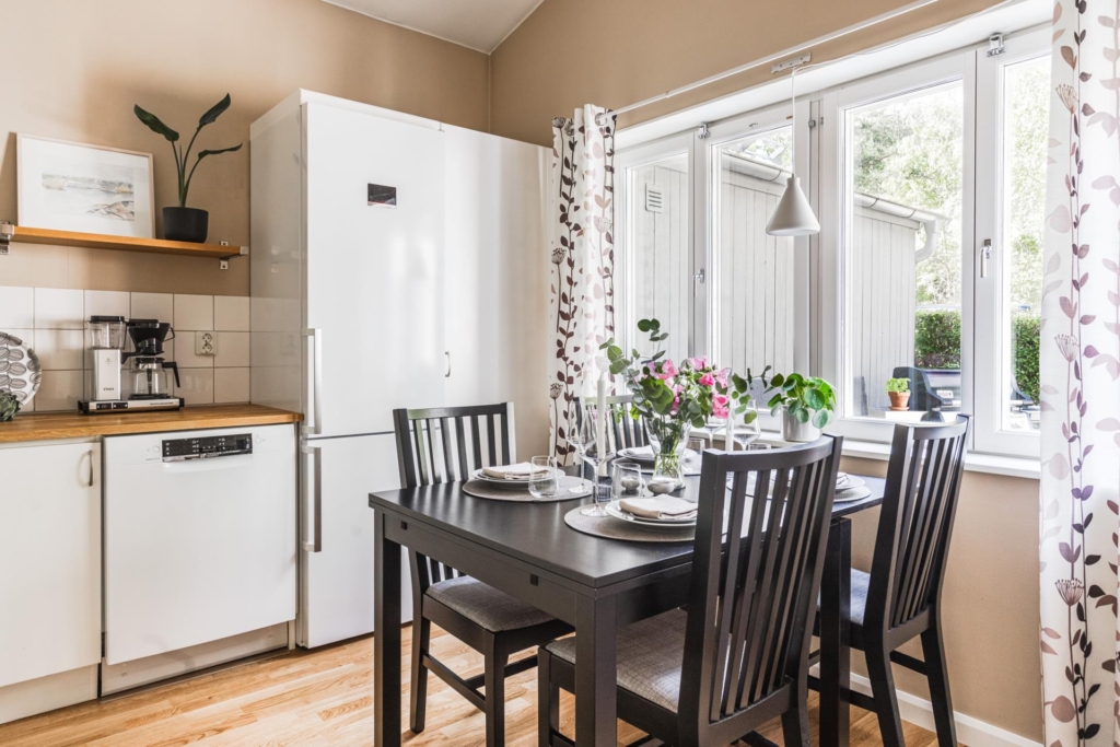 Unik radhustvåa med två uteplatser och trädgård i attraktiva Anneberg!