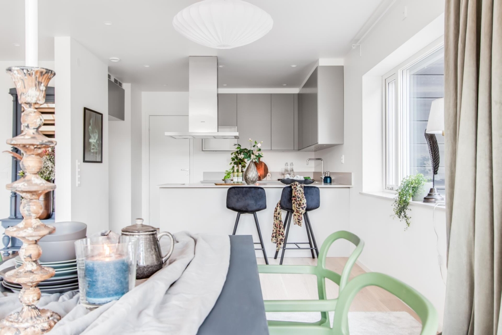 Nyproducerad villa i Svinninge, med påkostad interiör och utsökt läge.