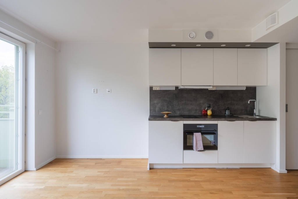 Högst upp i huset med balkong i söderläge och insynsskyddad utsikt – fri andrahandsuthyrning!