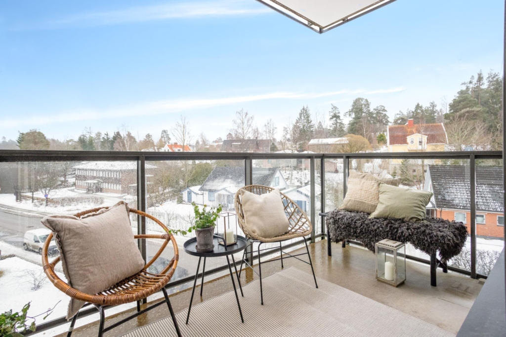 Välkommen till denna fina 3:a med eftertraktat gavelläge!