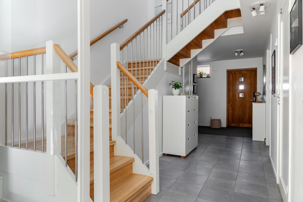 Unikt ljusflöde och rymd – radhus med braskamin och bästa solläge.