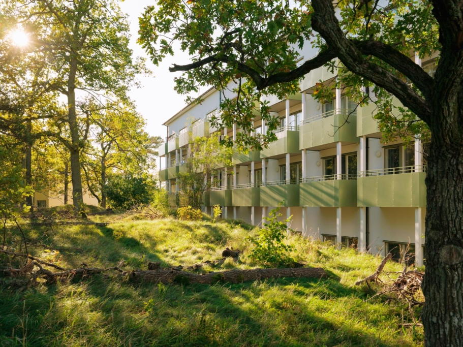 Högst upp i huset med balkong i söderläge och insynsskyddad utsikt – fri andrahandsuthyrning!