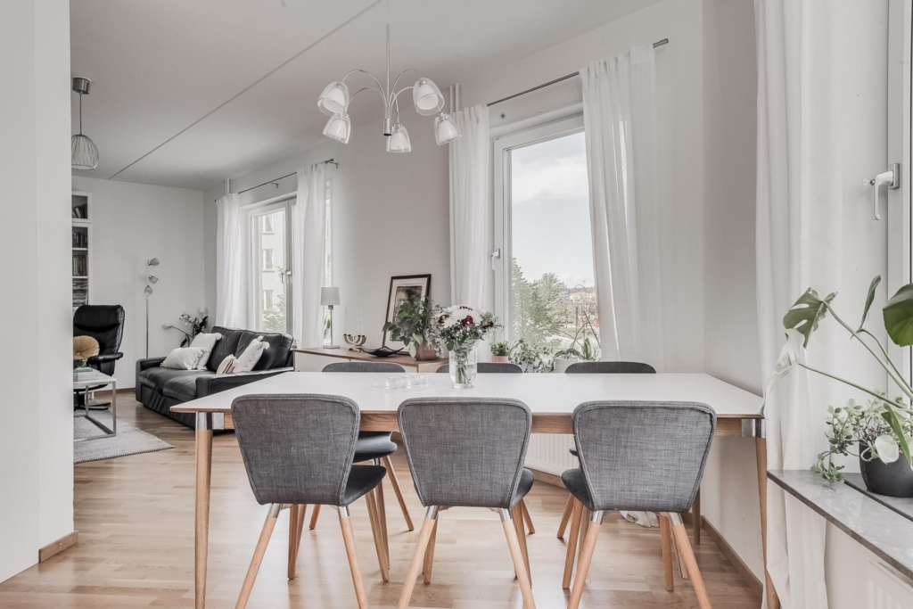 Ljus och välplanerad 4:a med stor söderbalkong