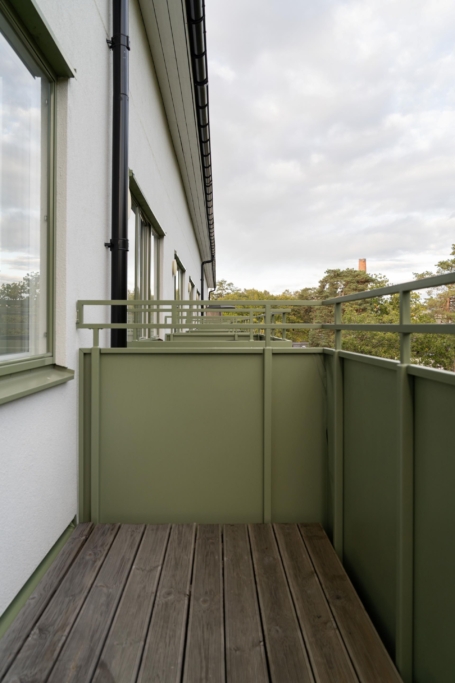 Högst upp i huset med balkong i söderläge och insynsskyddad utsikt – fri andrahandsuthyrning!