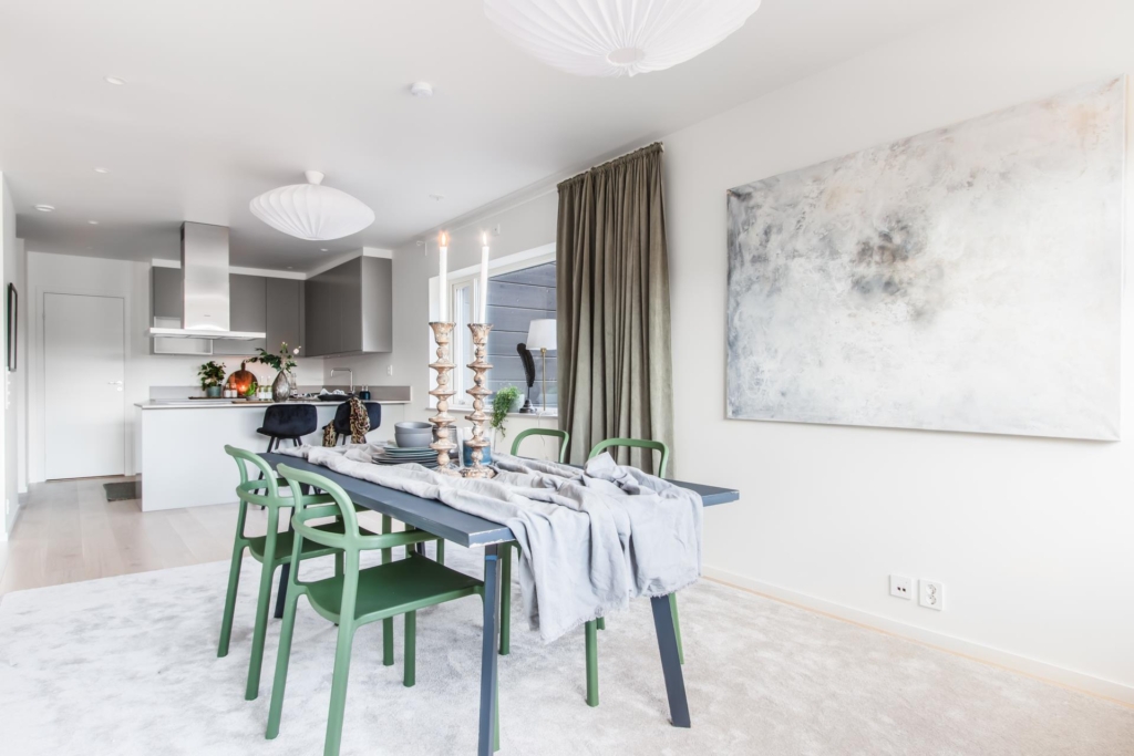 Nyproducerad villa i Svinninge, med påkostad interiör och utsökt läge.