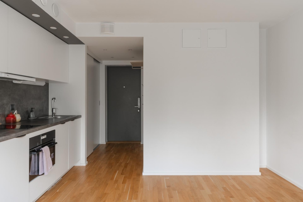 Högst upp i huset med balkong i söderläge och insynsskyddad utsikt – fri andrahandsuthyrning!