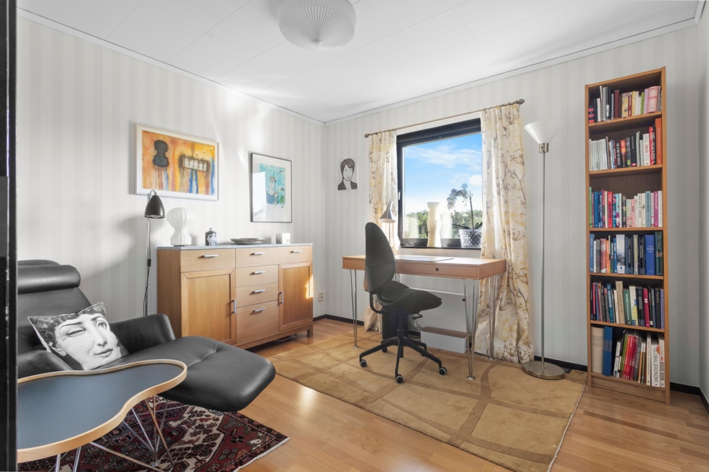 Villa på ca 170 + 34 kvm. Kök, vardags- och matrum på ca 60 kvm. Stort allrum, 5 sovrum och 2 badrum