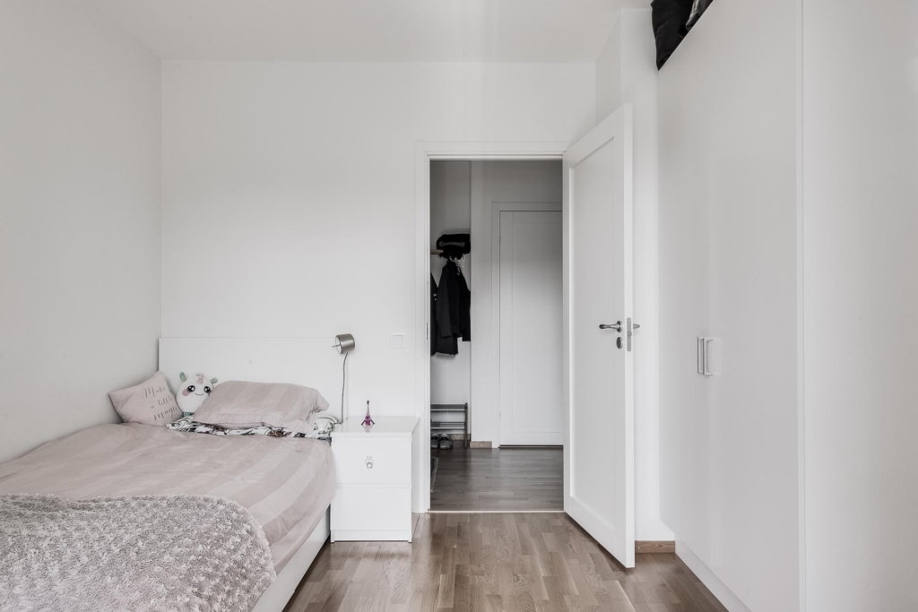 Ljus och välplanerad 4:a med stor söderbalkong