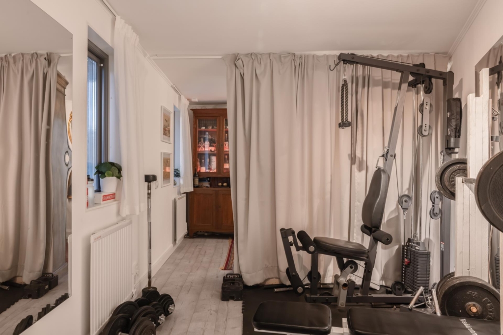 Modernt, smakfullt och rymligt kedjehus om hela 154 kvm. Stor tomt och stor terrass i västerläge.