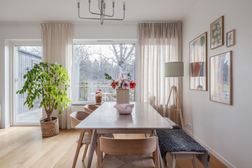 Modernt gavelradhus med 4 sovrum intill parken