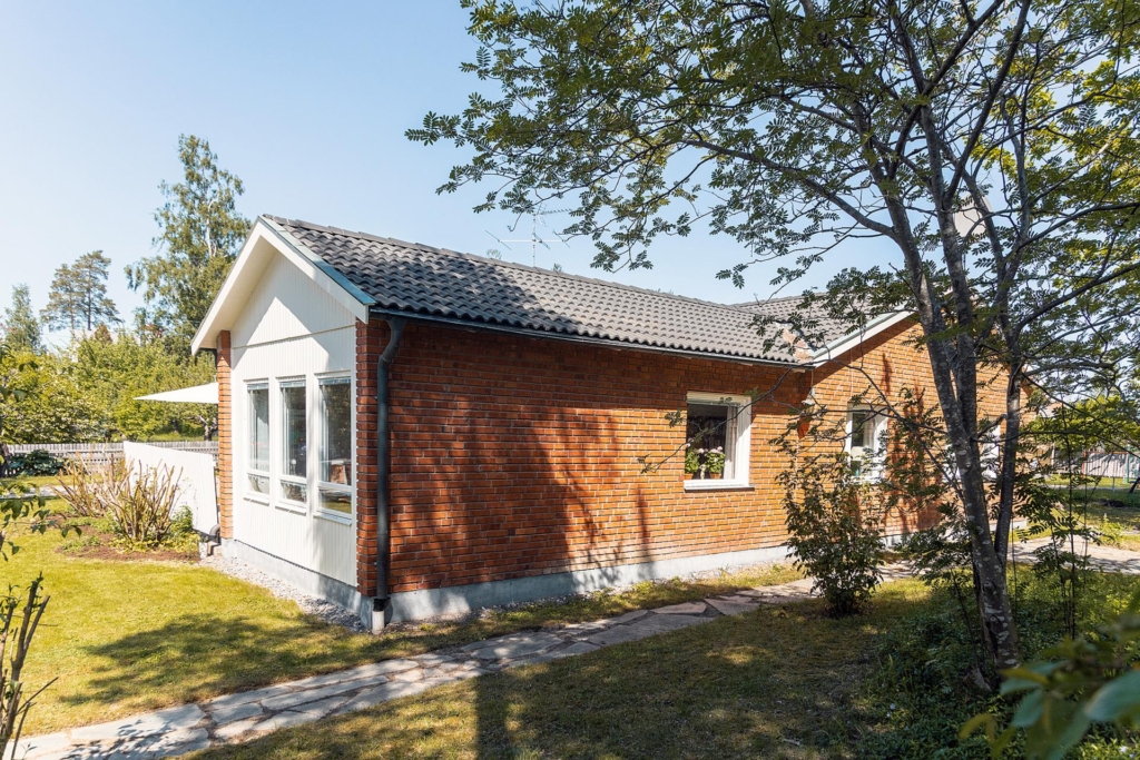 Härlig enplansvilla 7 rum och solig uteplats i optimalt läge
