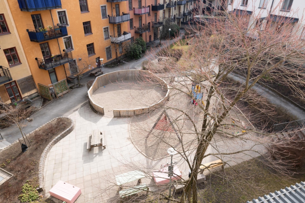 Ljus och välplanerad trea med vackra materialval – eftertraktad adress med garage i föreningen