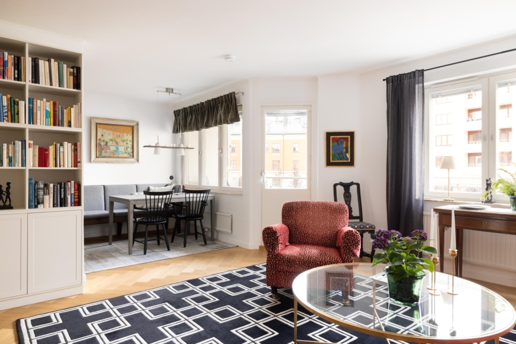 Ljus och välplanerad trea med vackra materialval – eftertraktad adress med garage i föreningen