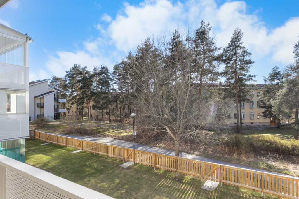 Pendeltåg och buss runt knuten. Bra skolor och förskolor i närområdet. Nära till grönområden & bad.