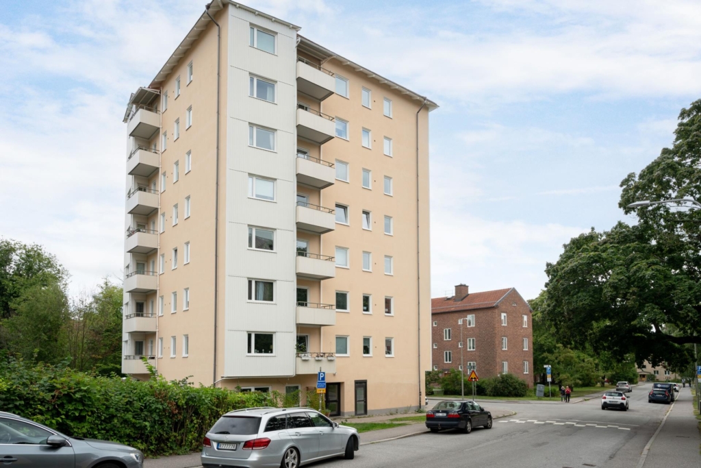 Hörnlägenhet i fint skick med fritt läge, öppen spis och balkong i söder. Lågt belånad brf.