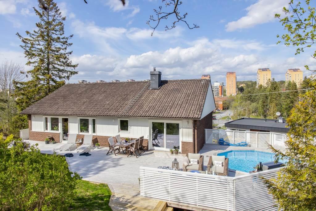 Exklusiv, totalrenoverad villa med pool, bastu och härlig insynsfri tomt.