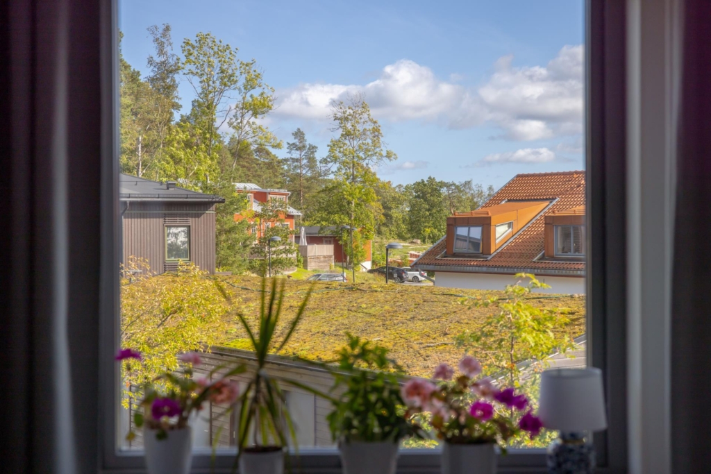 Modernt, smakfullt och rymligt kedjehus om hela 154 kvm. Stor tomt och stor terrass i västerläge.