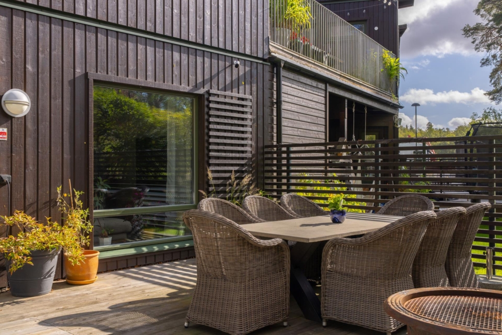 Modernt, smakfullt och rymligt kedjehus om hela 154 kvm. Stor tomt och stor terrass i västerläge.