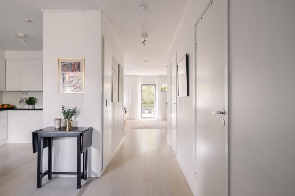 Modernt, smakfullt och rymligt kedjehus om hela 154 kvm. Stor tomt och stor terrass i västerläge.