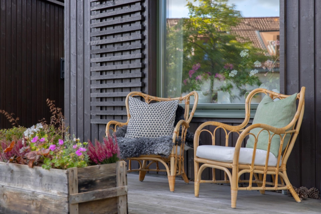 Modernt, smakfullt och rymligt kedjehus om hela 154 kvm. Stor tomt och stor terrass i västerläge.