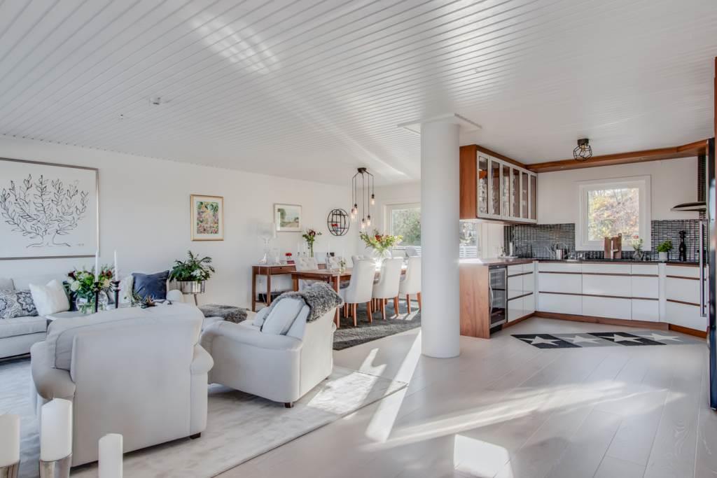 Exklusiv, totalrenoverad villa med pool, bastu och härlig insynsfri tomt.