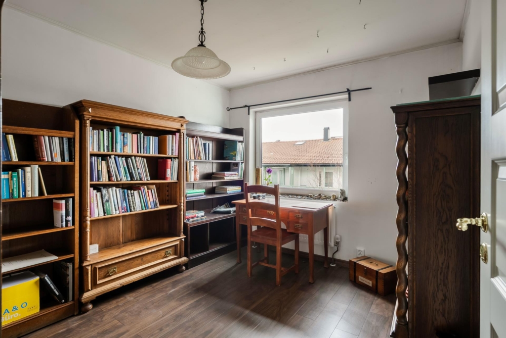 Renoveringschans med öppen spis och möjlig uthyrningsdel – perfekt för extra inkomst